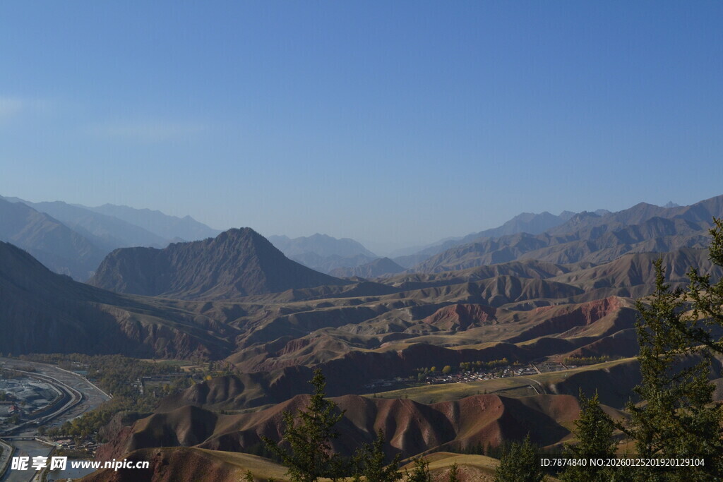 壮丽山峦风景图