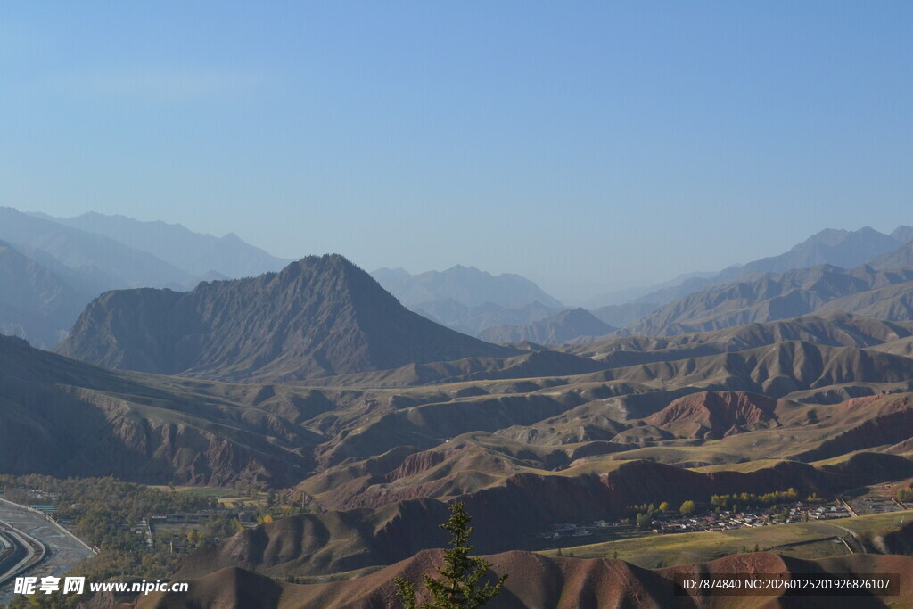 壮丽山景俯瞰图