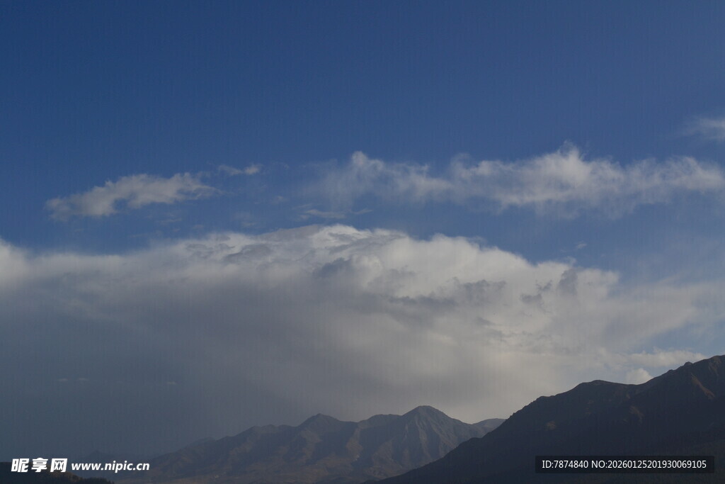 蓝天山峦间的云朵美景