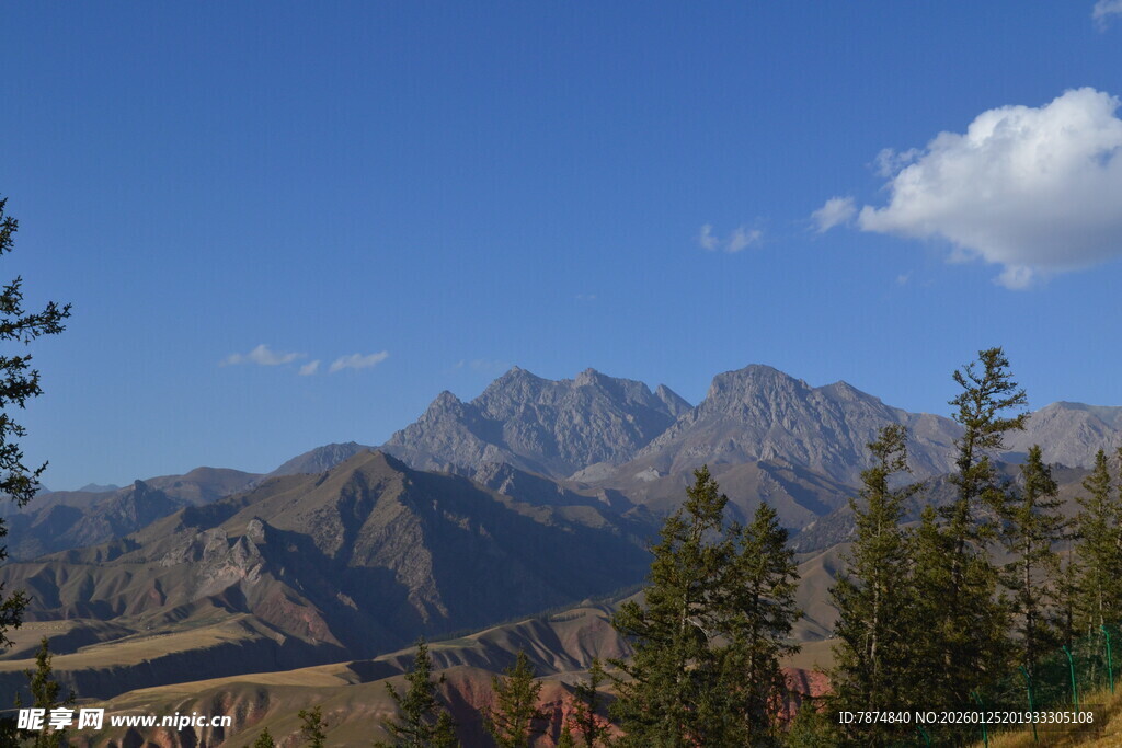 壮丽山景与蓝天绿树