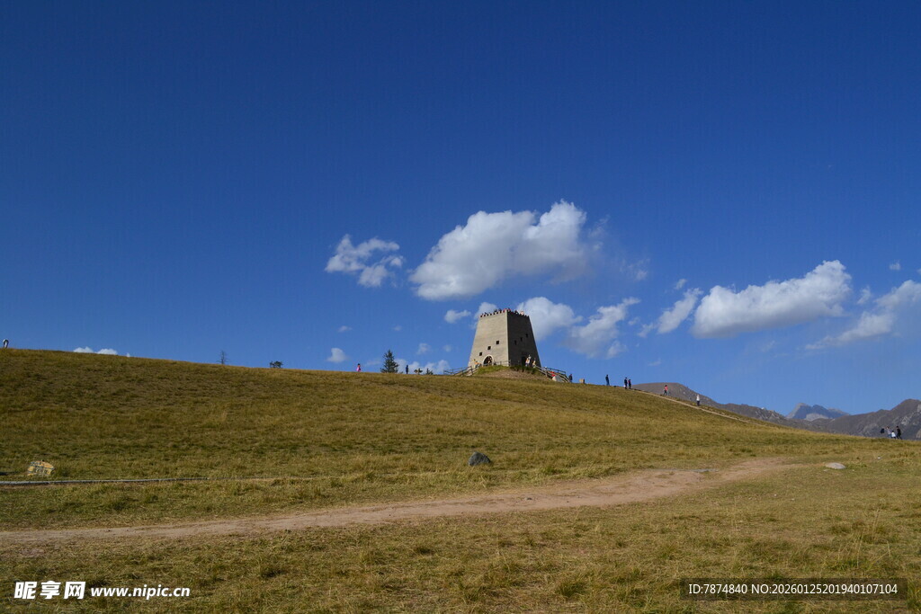 山丘上的孤独建筑