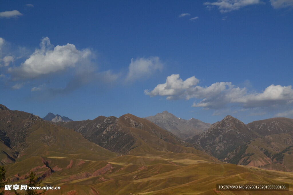 壮丽山景与蓝天白云