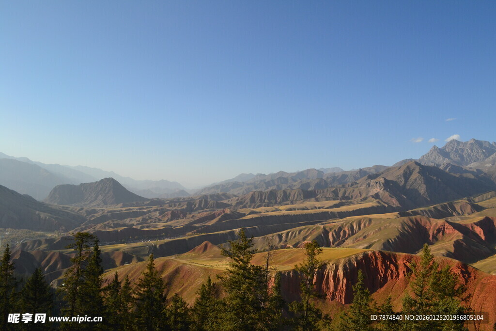 秋日多彩山峦壮丽景观