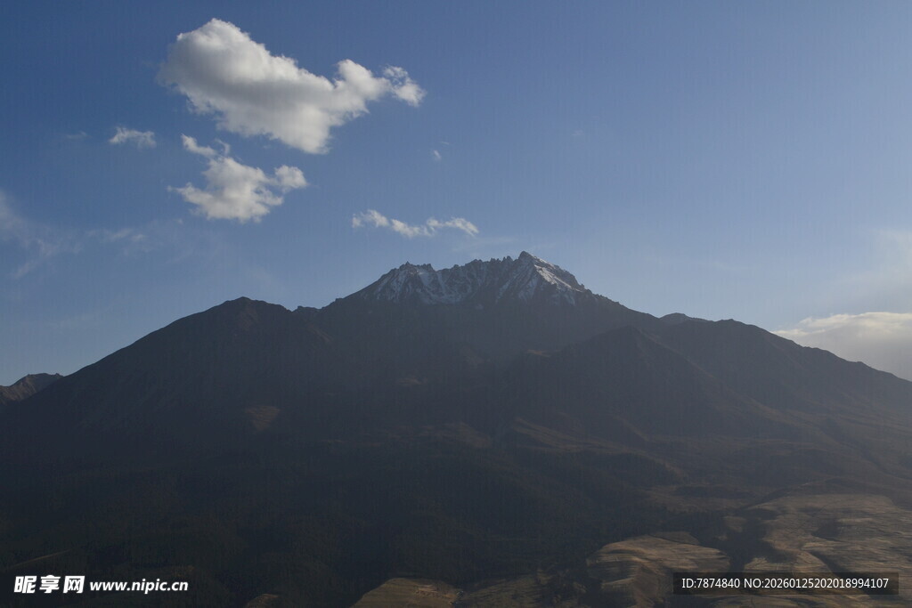 巍峨高山与蓝天白云