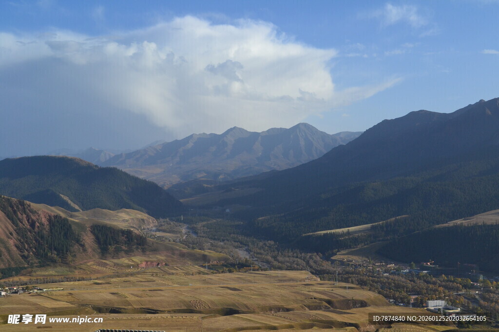 壮丽山景与广袤原野