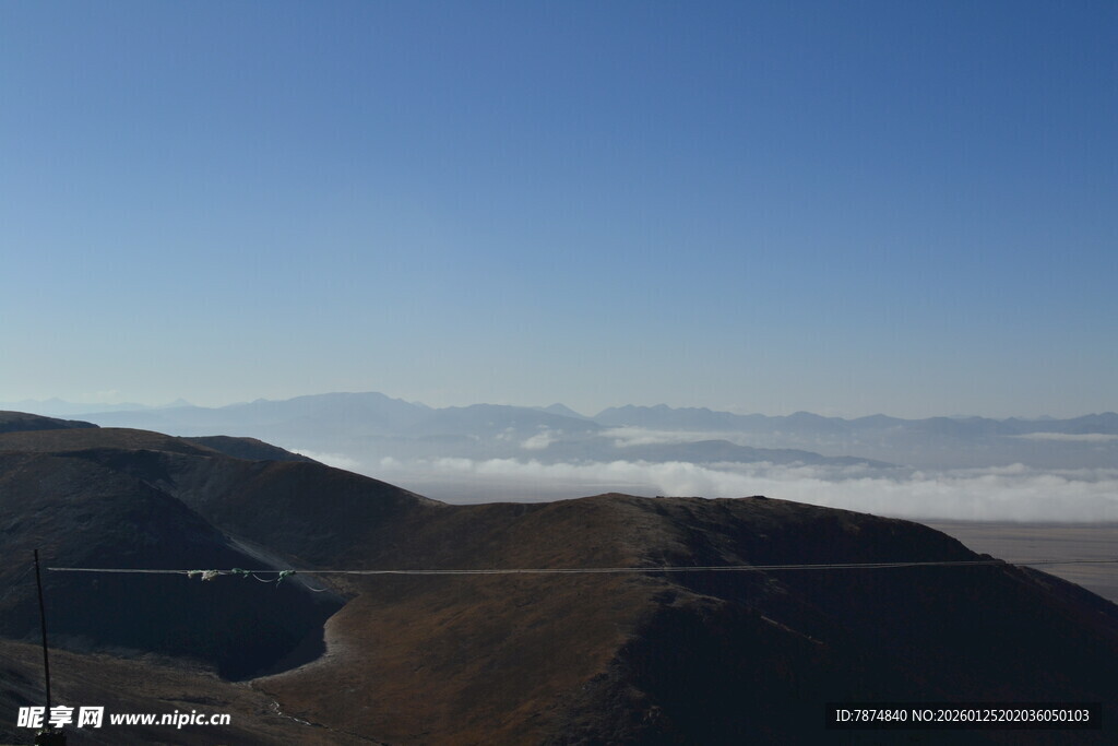 山峦云海间的壮美景色