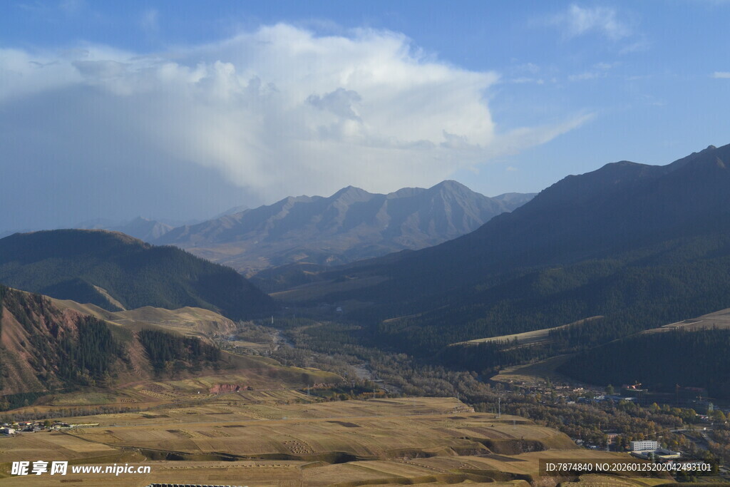 壮丽山景与广袤谷地风光
