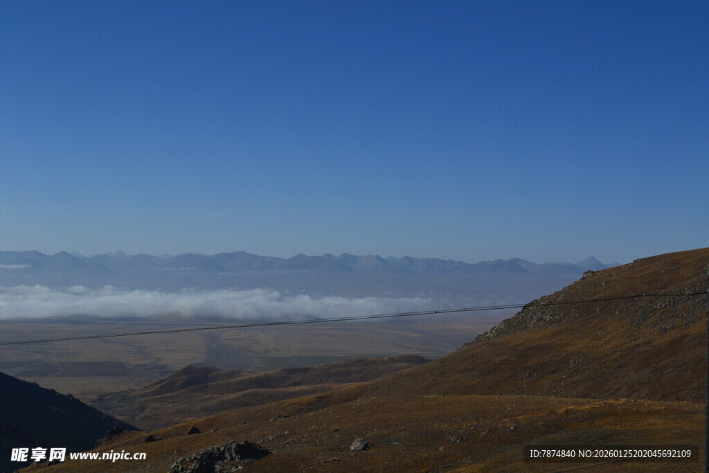 山峦云海间的壮美风光