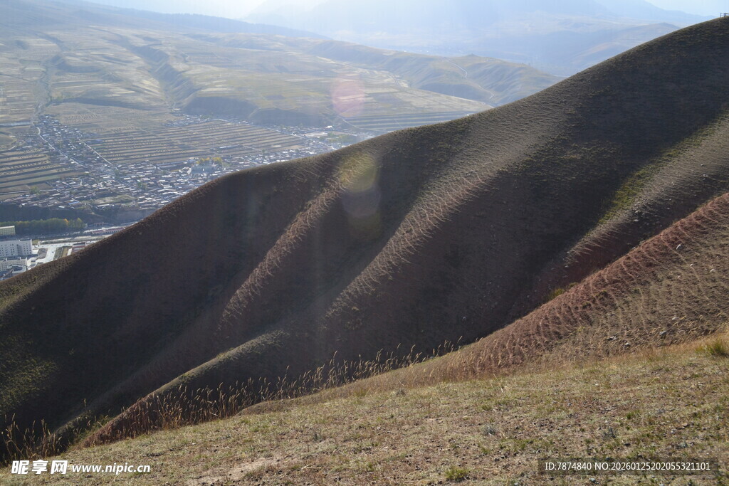 山峦风光 俯瞰山下景致