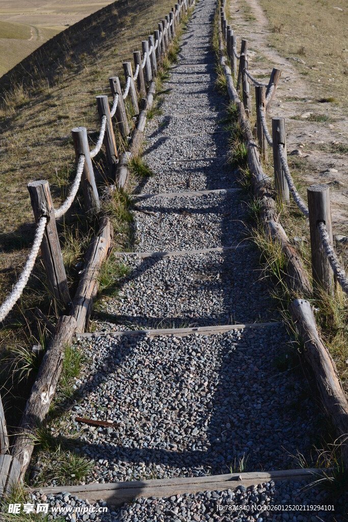 山间石径 蜿蜒通向远方