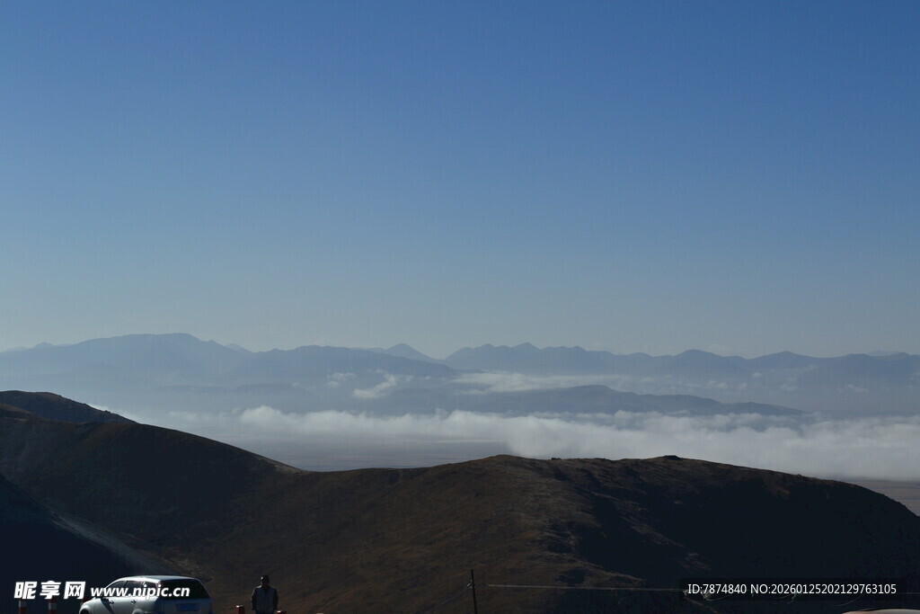 山峦云海上的壮阔景致