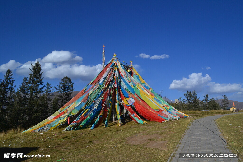 多彩经幡造型景观