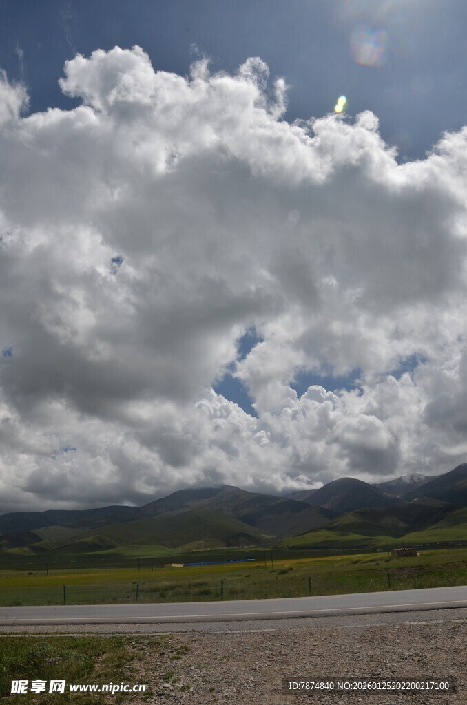 草原上空的壮丽云朵景观