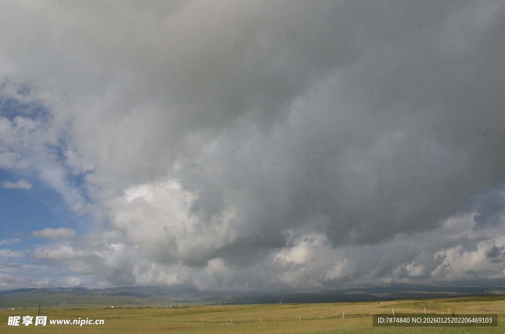 草原上的厚重积雨云