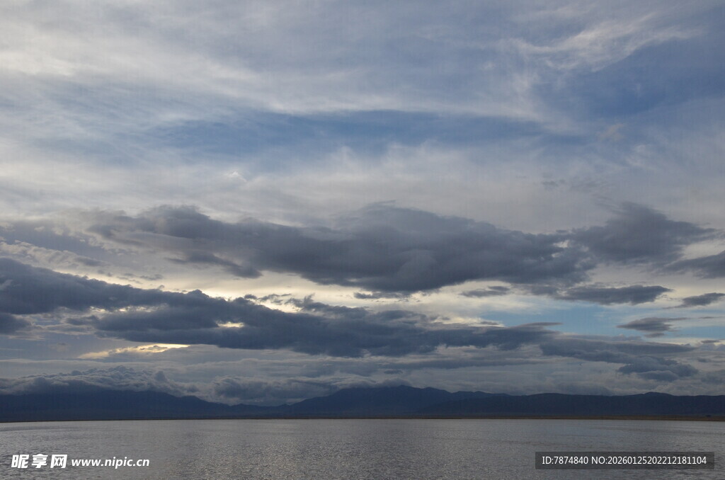 湖畔天空 云影交织