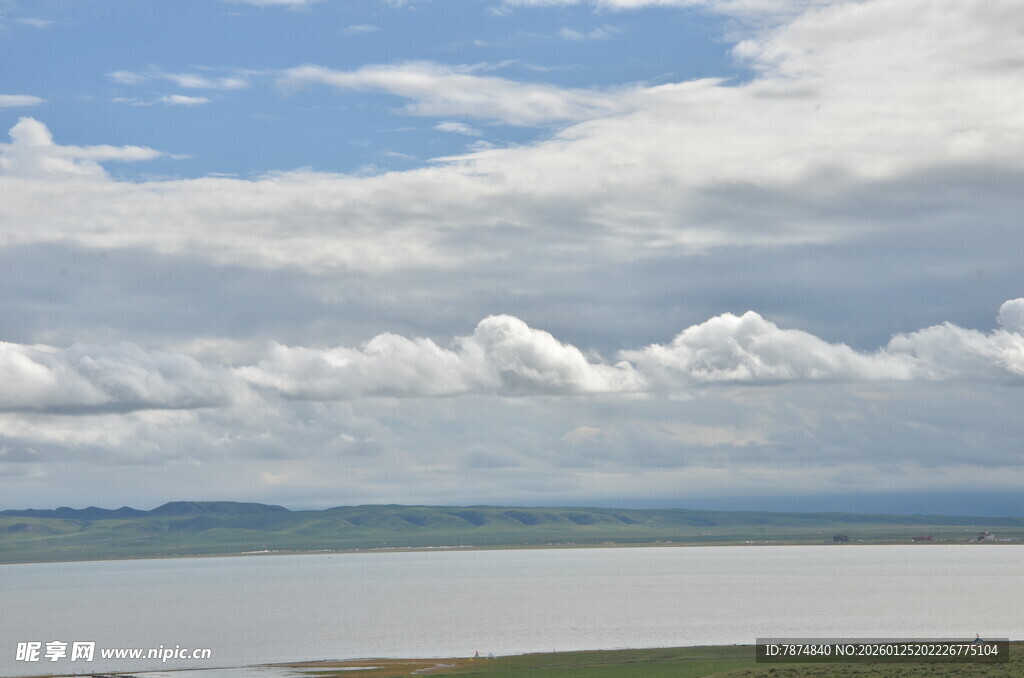 蓝天白云下的广阔水域