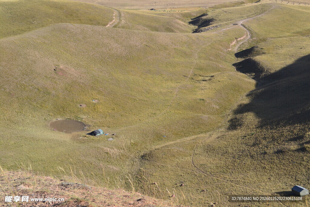 山间草地中的隐秘居所