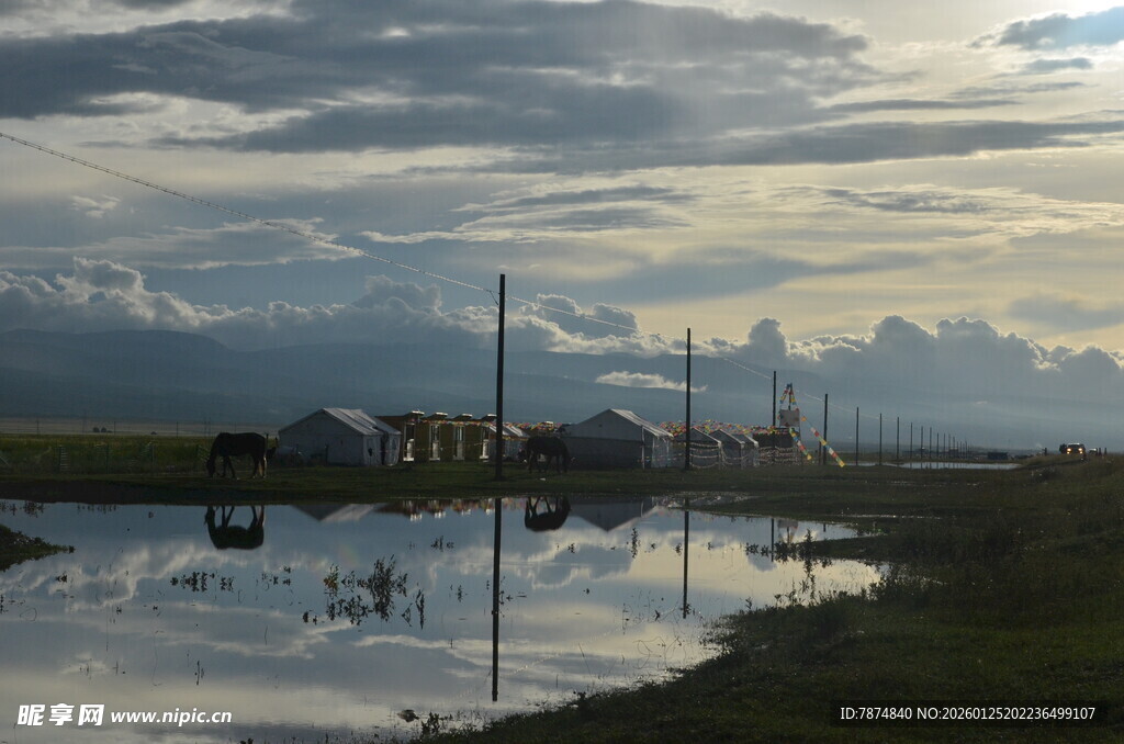 湖畔渔村的静谧黄昏景象