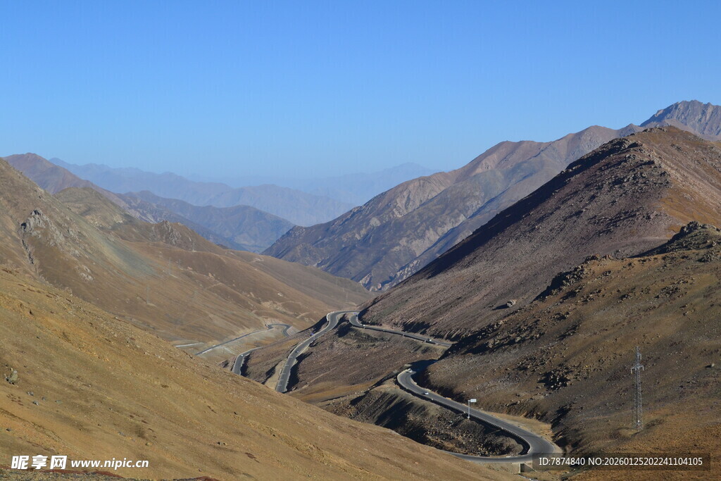 蜿蜒山路穿行于连绵山峦