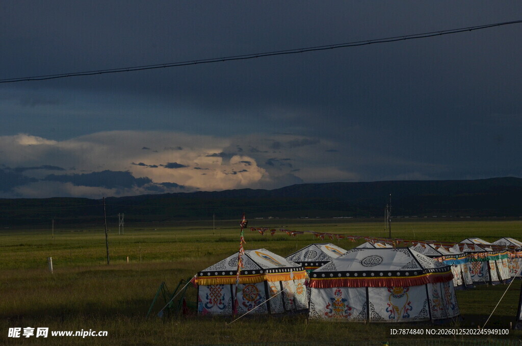 草原暮色下的多彩帐篷