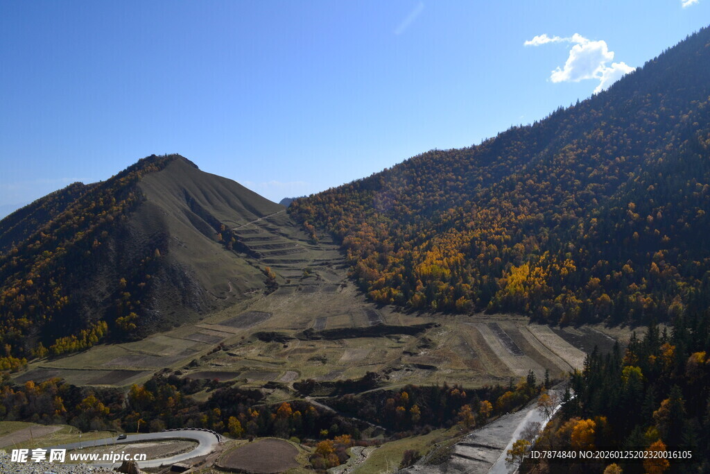 秋日山间公路美景