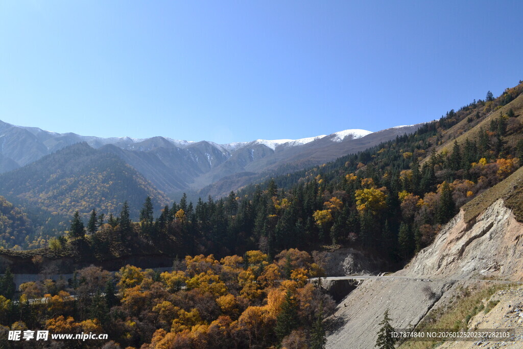秋日山间公路美景