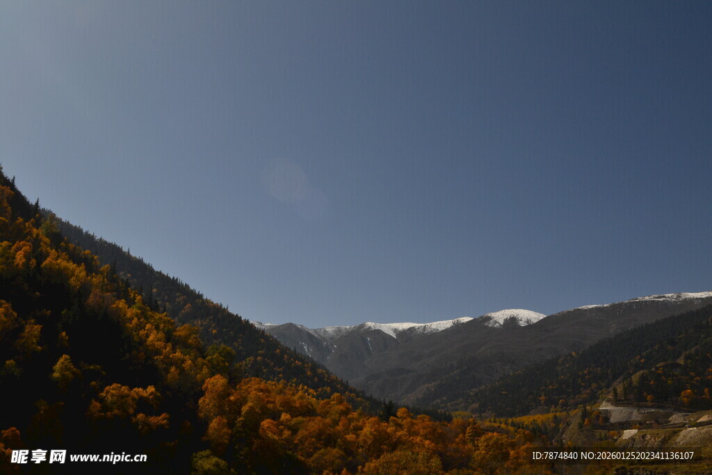 秋日山峦 远峰覆雪美景