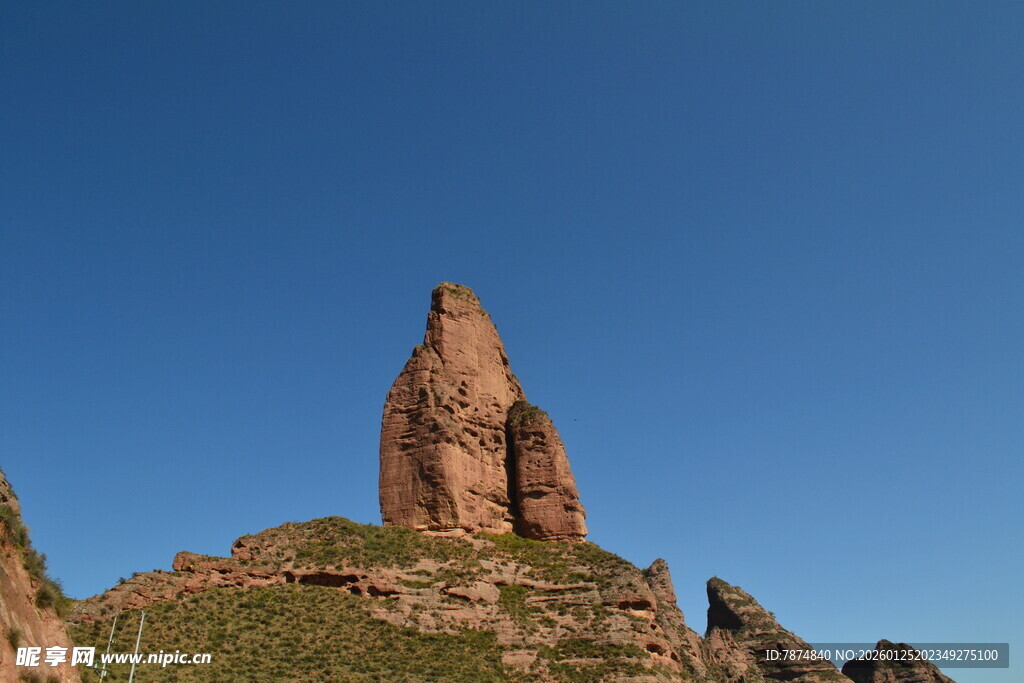 高耸的红色岩石山峰