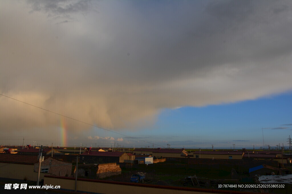 夕阳下城市上空的壮丽云彩