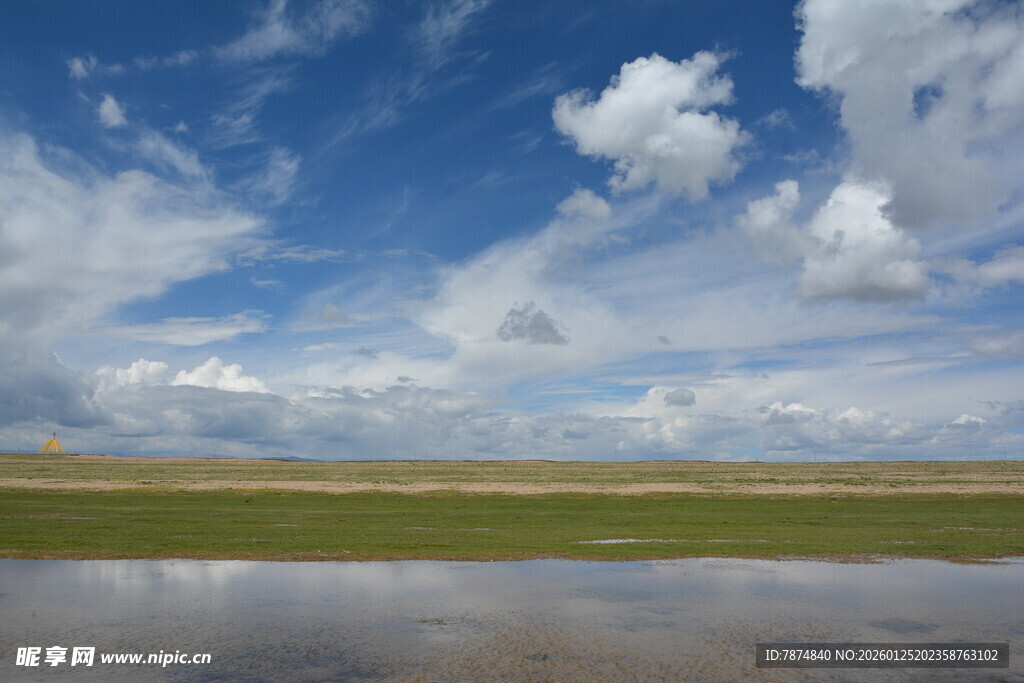 草原蓝天倒影美景