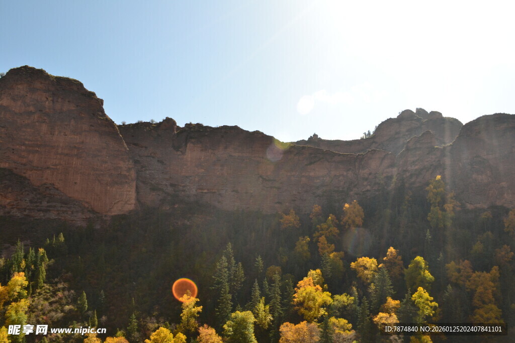 秋日山林间的壮丽山景