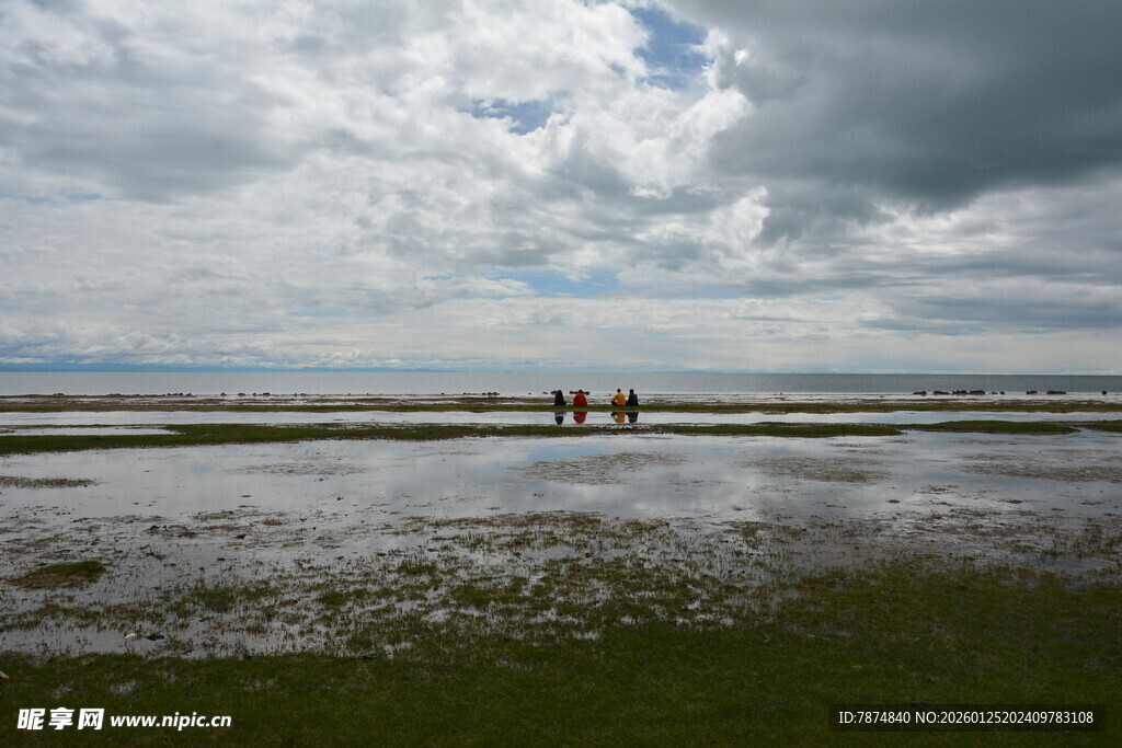 海边三人漫步于阴云之下