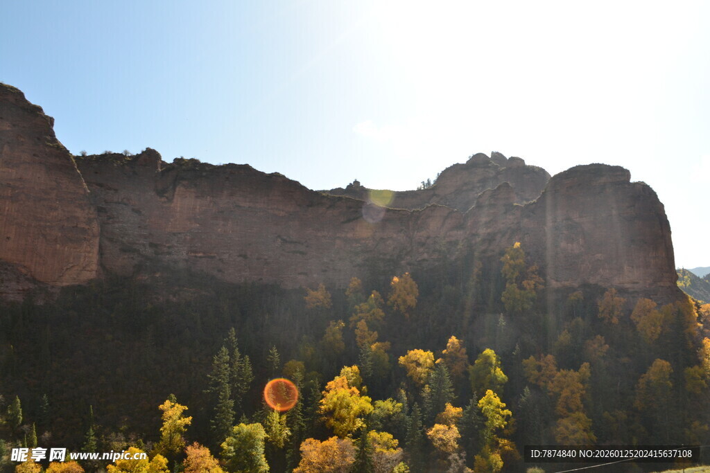 秋日山间壮丽岩壁景观