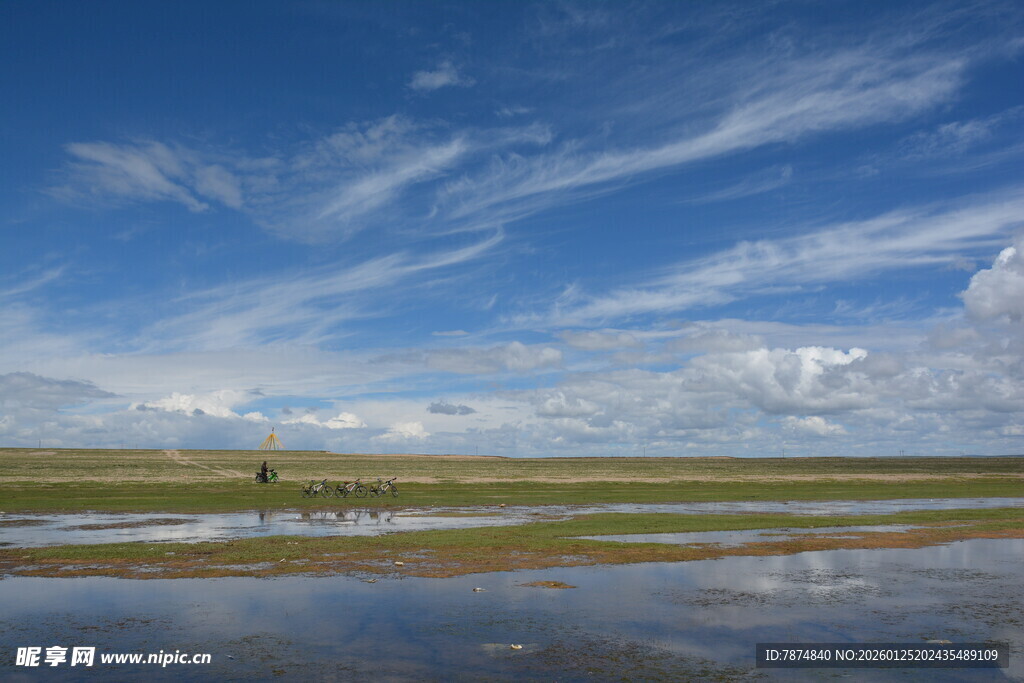 草原湿地风光 一人漫步