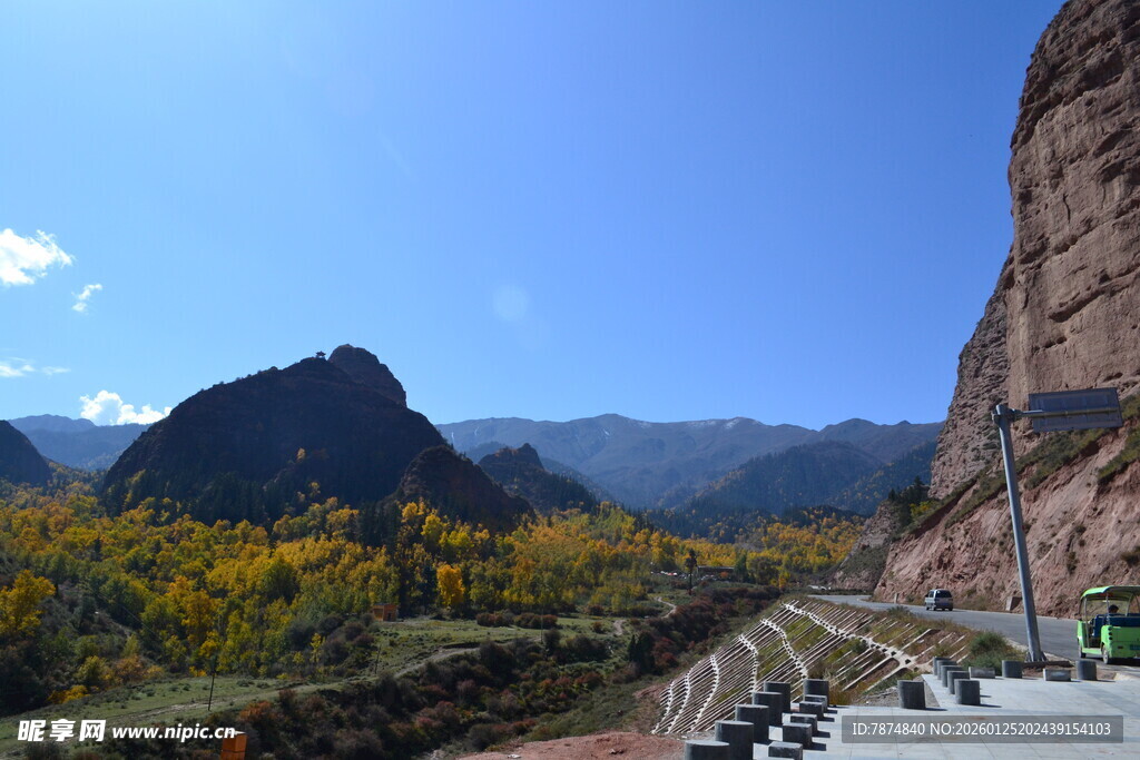 山间公路旁的壮丽秋景