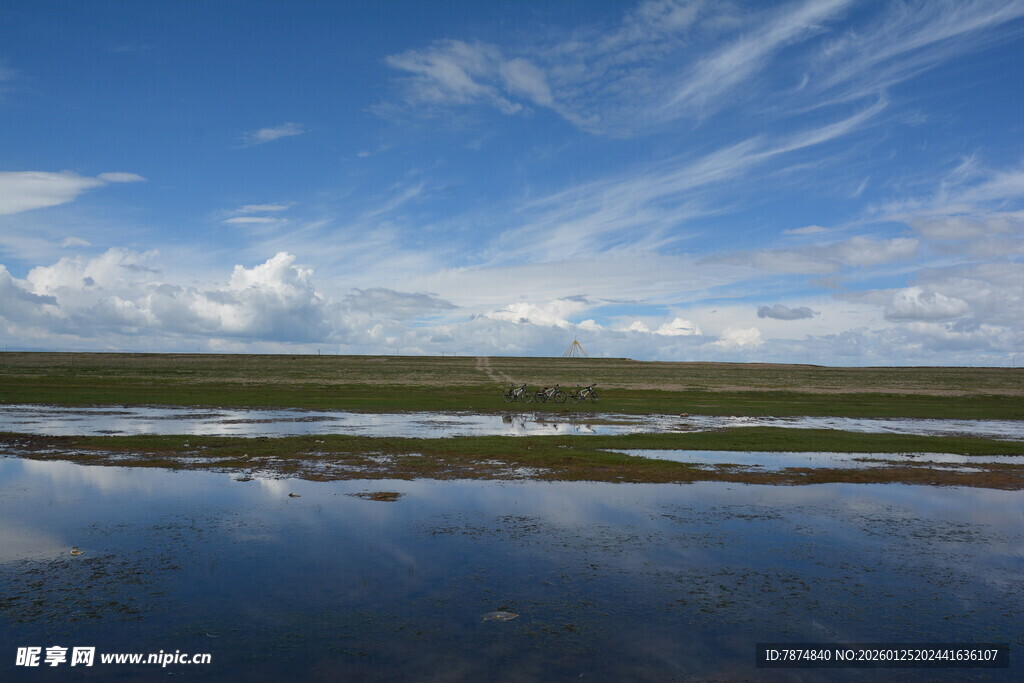 蓝天碧水草原风光美景