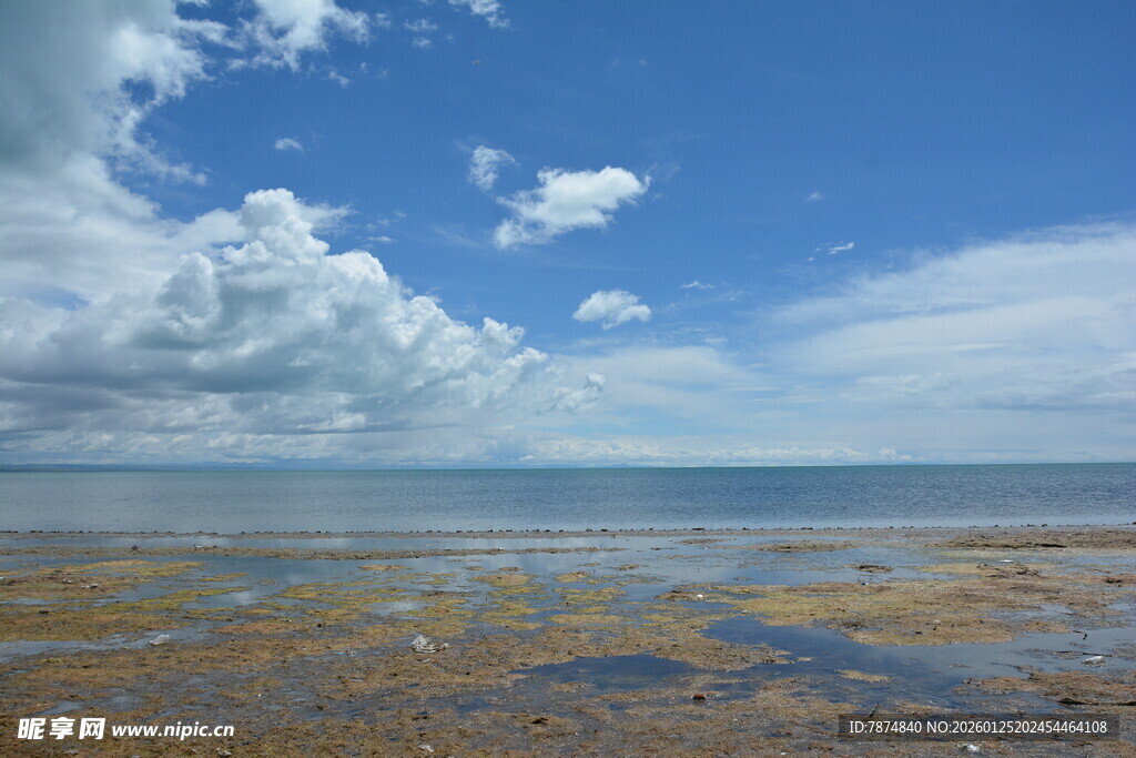 蓝天碧海的海滨风光