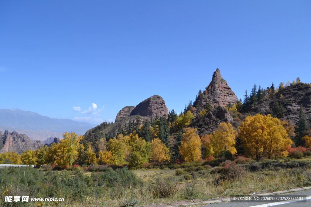 秋日山间公路旁的壮丽景色