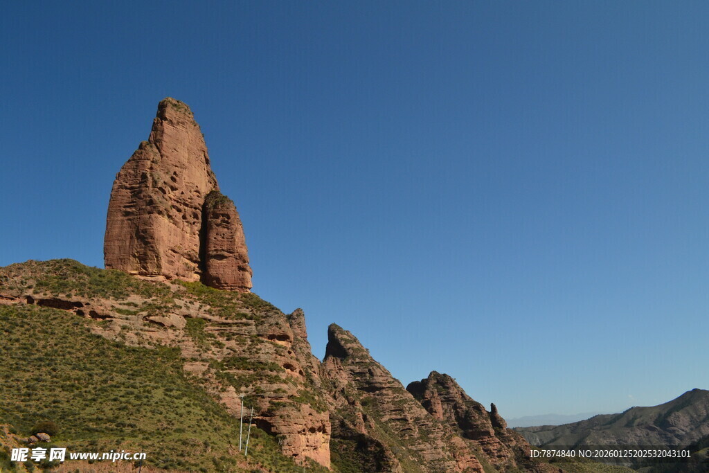 巍峨奇峰屹立蓝天之下