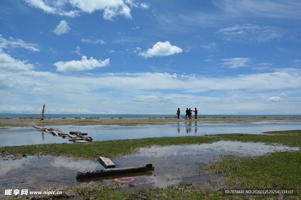 湖畔风光 孤舟静立湿地