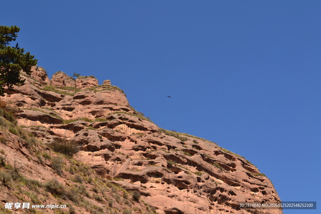 红色陡峭山崖与蓝天