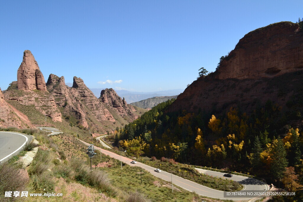 山间蜿蜒公路与壮丽山景