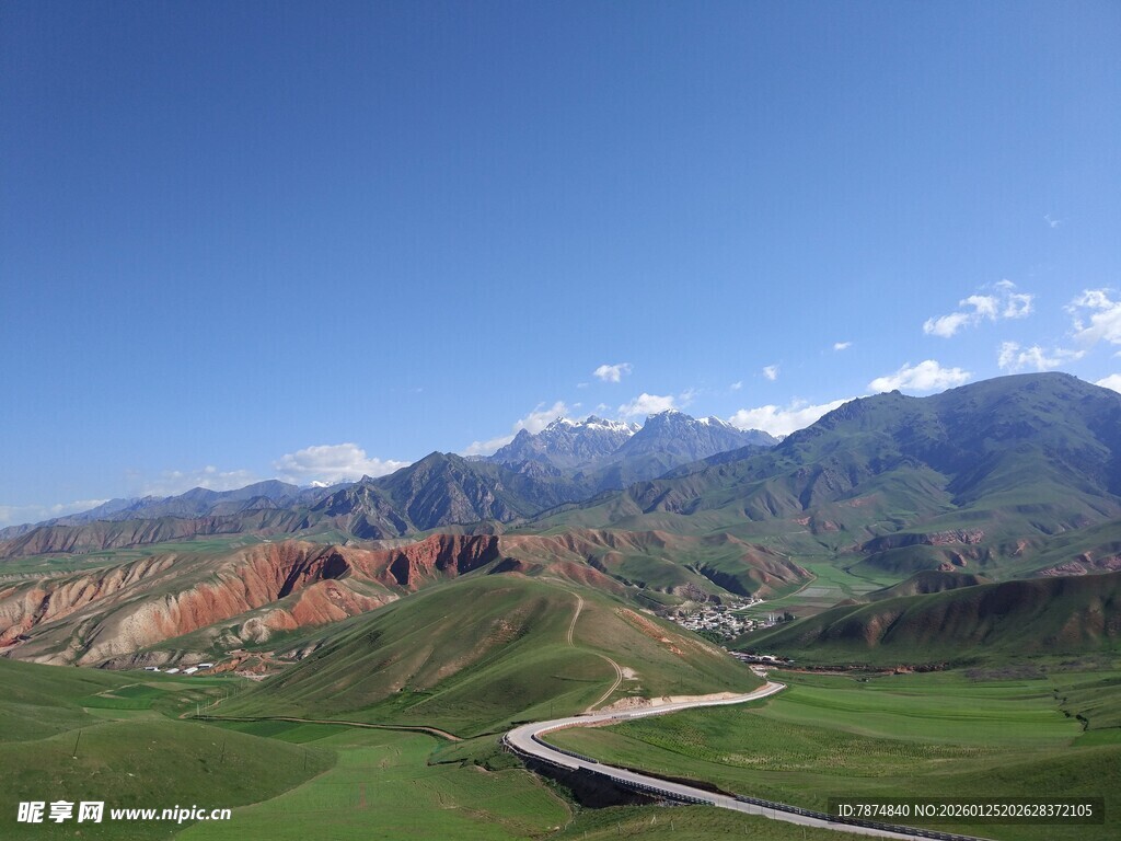 山间公路 壮美自然风光