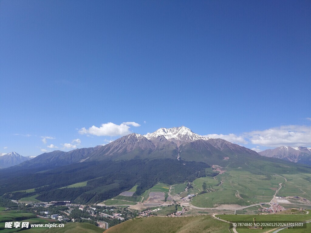 高山绿野间的壮丽风光
