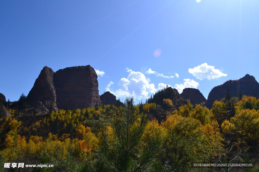 秋日山间奇岩与绚烂植被