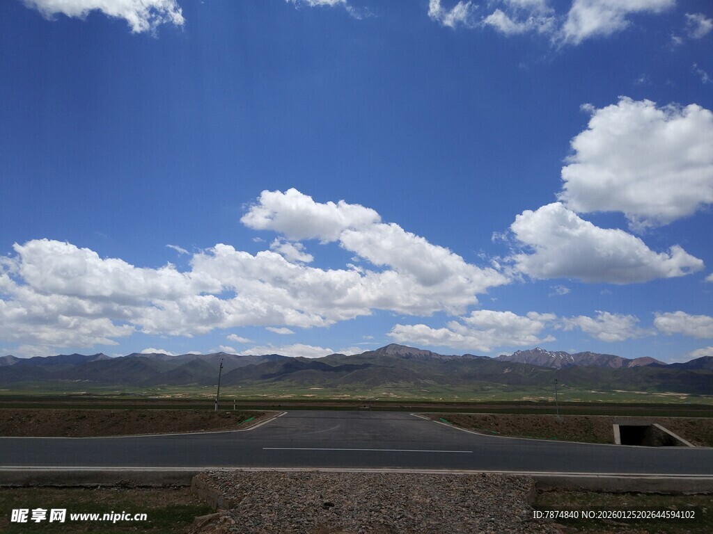 蓝天白云下的开阔公路