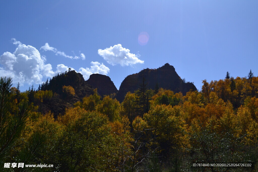 秋日山林间的巍峨山峰