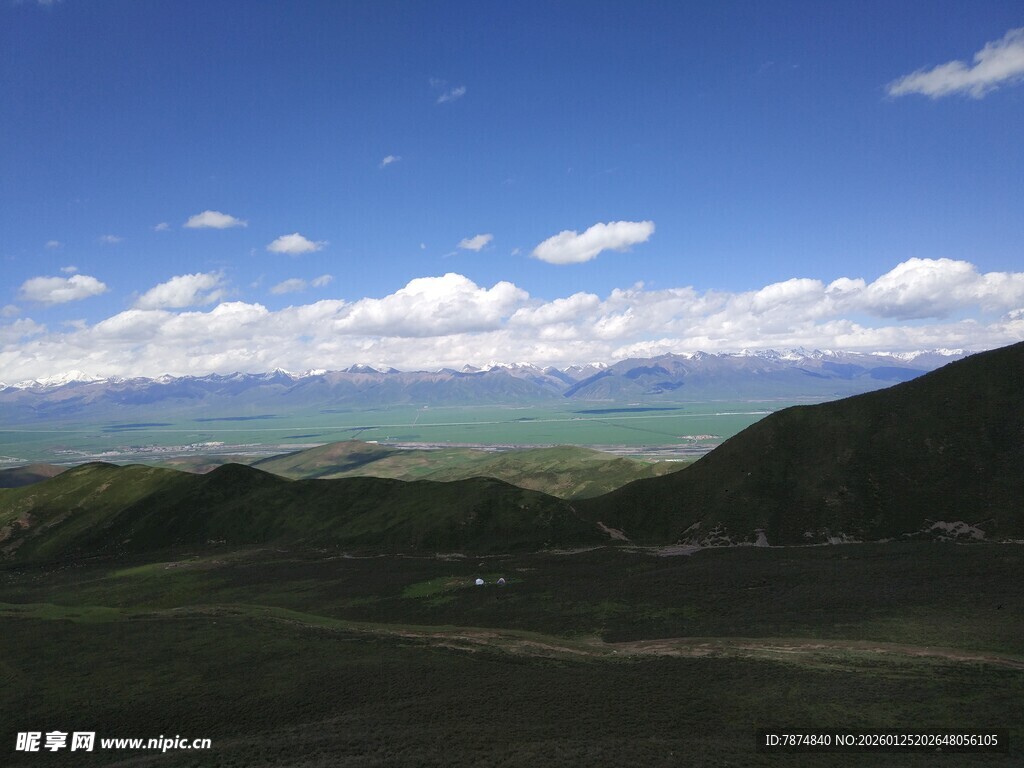 辽阔草原上的蓝天白云