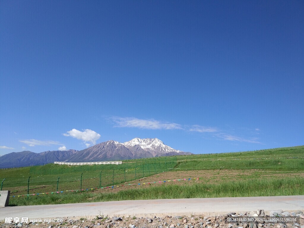 蓝天绿野间的远山美景