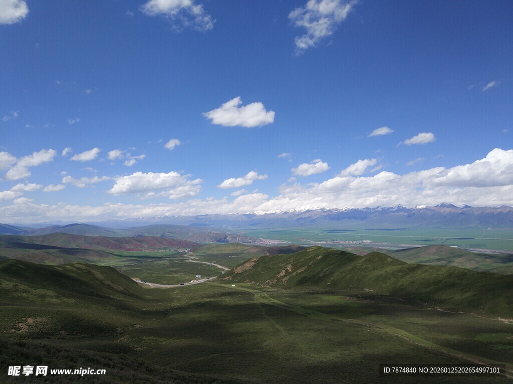 辽阔草原上的蓝天白云